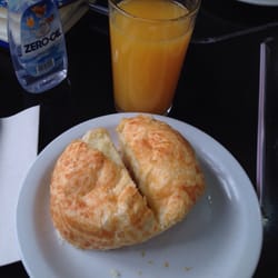Pão de queijo recheado de catupiry