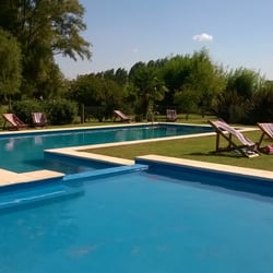 Estancia Chica - Pileta con reposeras. Vestuarios y Barra