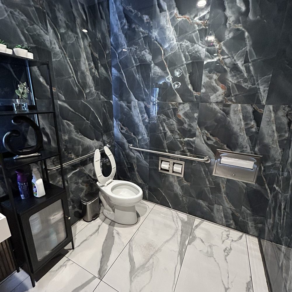 Fluffy Fluffy - Inside Bathroom - Coffee & Tea Near Me - Davis, California