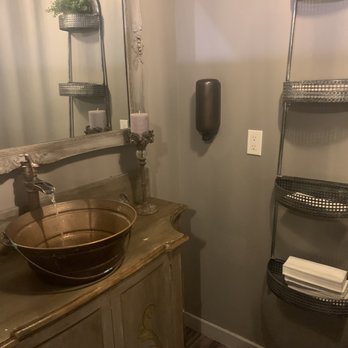 Ivy on the Square - Ladies bathroom - Southern Near Me - Ocala, Florida