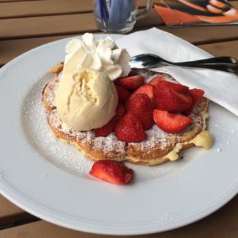 Winkmannshof - Waffel mit Eis sahne und Erdbeeren - German Near Me - Krefeld, NW Winkmannshof - Waffel mit Eis sahne und Erdbeeren - German Near Me - Krefeld, NW