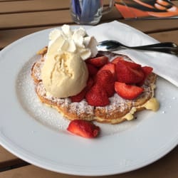 Winkmannshof - Waffel mit Eis sahne und Erdbeeren