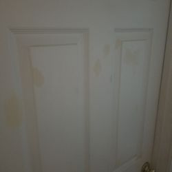 Travelers Inn & Suites - Yellow srained door