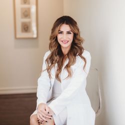 Beauty Lab Skincare - Book with Natalia Barzotti, Master Esthetician, Facialist and Eyebrow Artist. She is the owner of Beauty Lab Skincare.