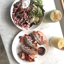 Poa Cafe - Brunch bowl and waffle