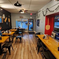 Meaux Jeaux Pizza - View back to entrance