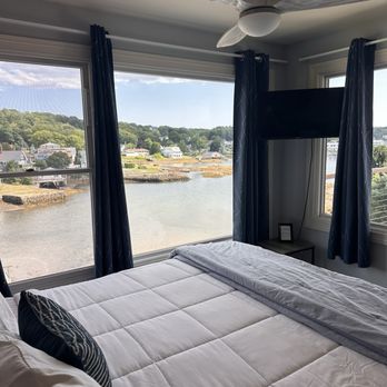 Harborage Inn on the Oceanfront - Bed & Breakfast Near Me - Boothbay Harbor, Maine