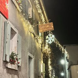 Deidesheimer Advent - Lovely place and cortyard in the middle of Deidesheim and the best homemade Glühwein and Hot Aperol! Very beautiful arts and crafts!