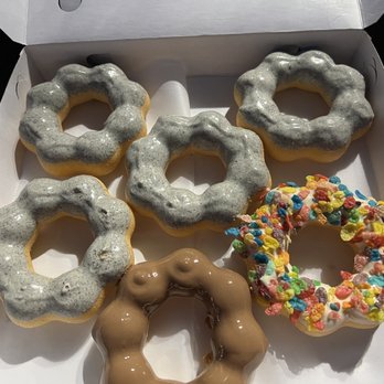 Le Creme - Black sesame milk chocolate and fruity pebbles - Desserts Near Me - San Jose, California Le Creme - Black sesame milk chocolate and fruity pebbles - Desserts Near Me - San Jose, California