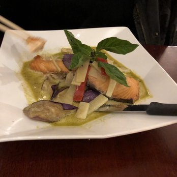 Spicy Shallot - Salmon Green Curry - Thai Near Me - Elmhurst, New York