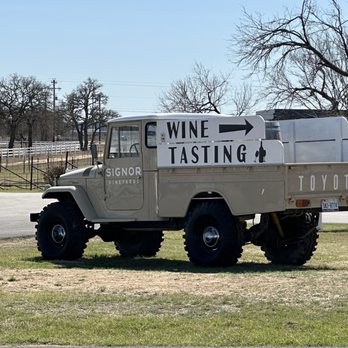 Signor Vineyards - Wine Tasting Room Near Me - Fredericksburg, Texas