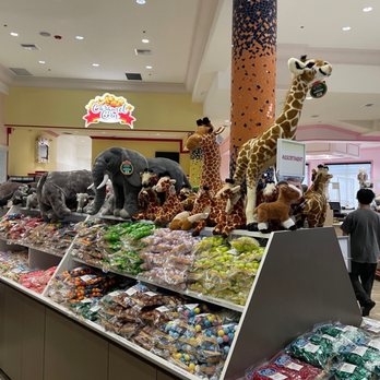 EddieWorld - Lots of snacks and stuff animals to choose from. - Service Stations Near Me - Yermo, California