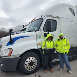 Sage Truck Driving Schools - Muncie - Students and Instructor.