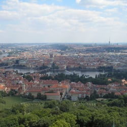 Dětské hřiště na Petříně - Panorama auf die Altstadt, Kleinseite und Karlsbrücke