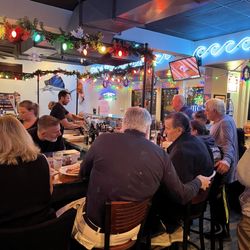 Uncle Vinnie's Clam Bar - Bar seating