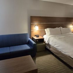 Holiday Inn Express & Suites Alcoa - King suite room