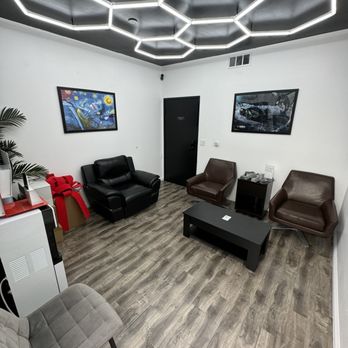Tint A Gem - Tint a Gem's comfortable waiting area. - Vehicle Wraps Near Me - Los Angeles, California