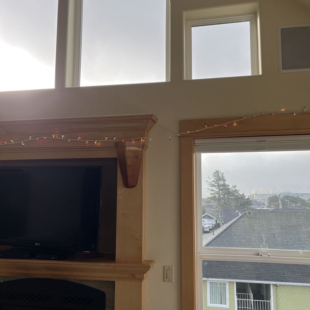 Seaside Vacation Homes - Lots of windows and a cozy gas fireplace - Vacation Rentals Near Me - Seaside, Oregon Seaside Vacation Homes - Lots of windows and a cozy gas fireplace - Vacation Rentals Near Me - Seaside, Oregon