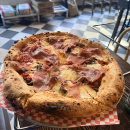 Pizza with prosciutto and mushrooms