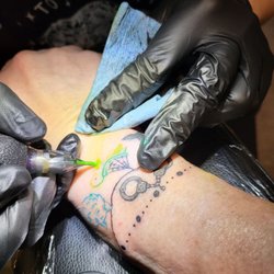 Munster's Ink - Emily "tatooing Ian on Ian's Mom"!