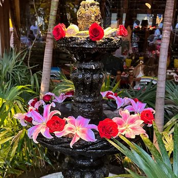 Edith's - Gorgeous fountain with real flowers, just beautiful! - Mexican Near Me - Cabo San Lucas, BCS Edith's - Gorgeous fountain with real flowers, just beautiful! - Mexican Near Me - Cabo San Lucas, BCS