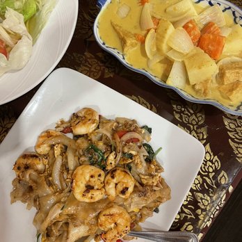 The Basil Restaurant - Spicy Basil Noodles & Yellow Curry - Thai Near Me - Carson City, Nevada