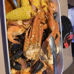 Red Crab Juicy Seafood - Snow Crab Special Tray Cajun Sauce S7. Sausage 1 lb. Black Mussels