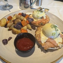 Smoked Salmon Eggs Benedict with potatoes Smoked Salmon Eggs Benedict with potatoes