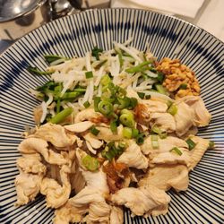Thai style dry noodles with chicken
