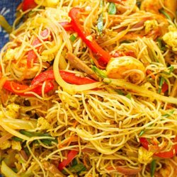 Kam Tong Garden - Singapore Noodles, Rice vermicelli noodles stir fry with meat, vegetables and our Singapore curry paste
