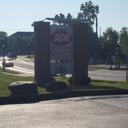 Lebanon IGA Express - Entrance way and (high) gas price