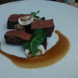 Le Jardin des Remparts - Pièce de boeuf sur canapé de mou de raisin, sin jus et sa purée