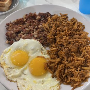 Brunch Sociall - Corn beef hash - Breakfast & Brunch Near Me - Chicago, Illinois Brunch Sociall - Corn beef hash - Breakfast & Brunch Near Me - Chicago, Illinois