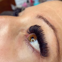 Ritzy Lash Salon - Mega volume eyelashes