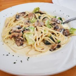 Salt & Pepper Italian Bistro Pizza - Broccoli & Mushroom Spaghetti Alfredo
