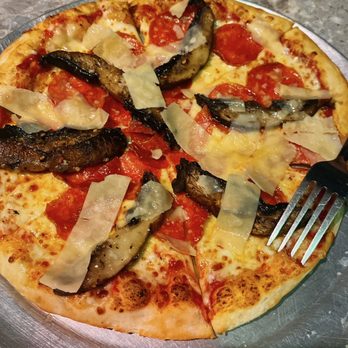 Saturn Grill - Pepperoni + Portabello mushro personal pizza - Cafes Near Me - Nichols Hills, Oklahoma