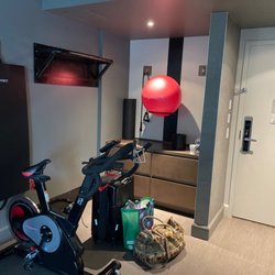 Hotel & Suites Normandin - Gym dans la suite studio