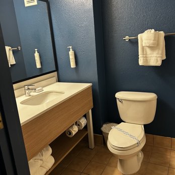 Spark by Hilton Orlando Universal Blvd - Bathroom - Hotels Near Me - Orlando, Florida Spark by Hilton Orlando Universal Blvd - Bathroom - Hotels Near Me - Orlando, Florida
