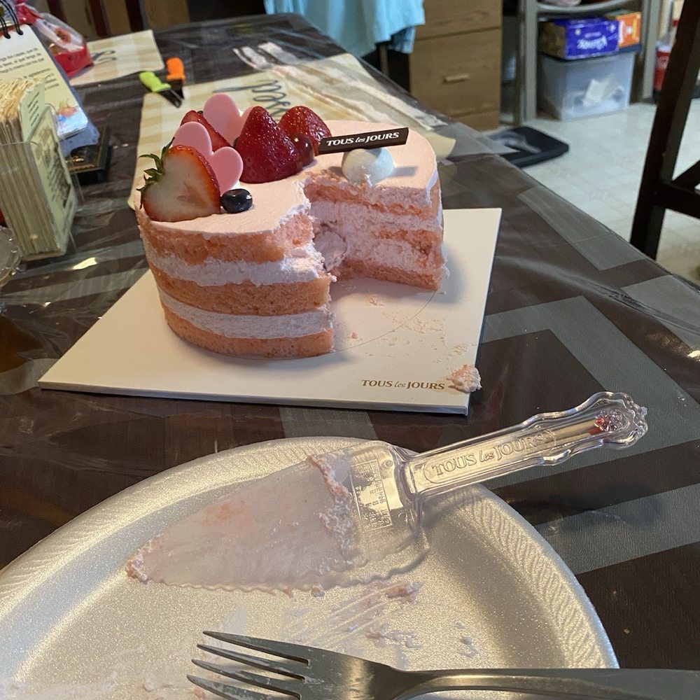 Tous Les Jours - Strawberry cloud cake - Bakeries Near Me - Katy, Texas Tous Les Jours - Strawberry cloud cake - Bakeries Near Me - Katy, Texas