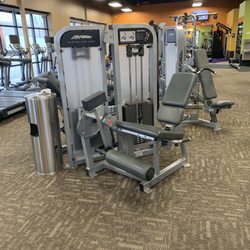 Anytime Fitness - Clean equipment