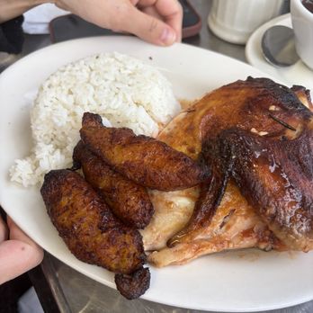 Puerto Sagua Restaurant - Cuban Near Me - Miami Beach, Florida