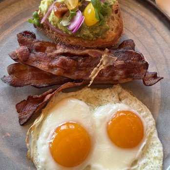 FIG Restaurant - Avocado toast and eggs with bacon (extra crispy) - Bars Near Me - Santa Monica, California