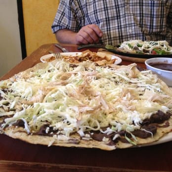 Real de Oaxaca - Tlayuda tradicional con pollo - Mexican Near Me - Lynwood, California