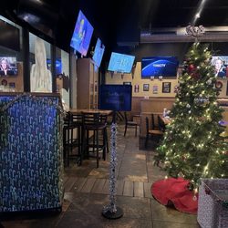 Aj Gators Sports Bar & Grill - Holiday Decor