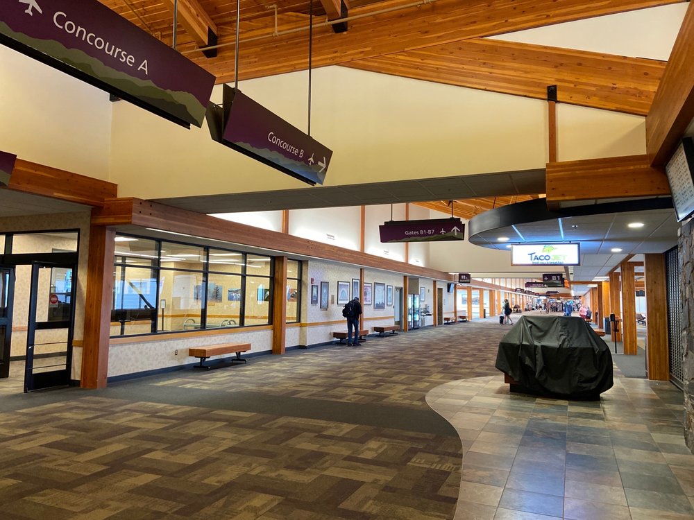 BOZEMAN YELLOWSTONE INTERNATIONAL AIRPORT BZN 293 Photos & 136