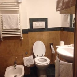 Hotel Romoli - Baths clean.
