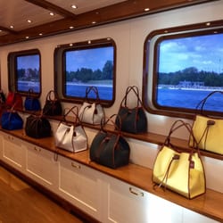 Oncour - Bag display as if you're looking out of a ship window