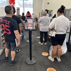 Staples - Lines for checkout and Amazon returns