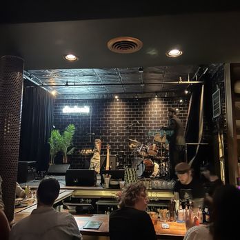 Dorian's - Stage and bar area - Cocktail Bars Near Me - Chicago, Illinois