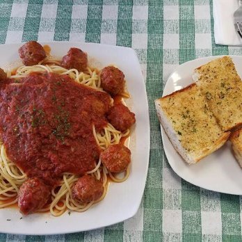Win-Spuntino - Spaghetti with meatballs and garlic bread - Italian Near Me - Honolulu, Hawaii